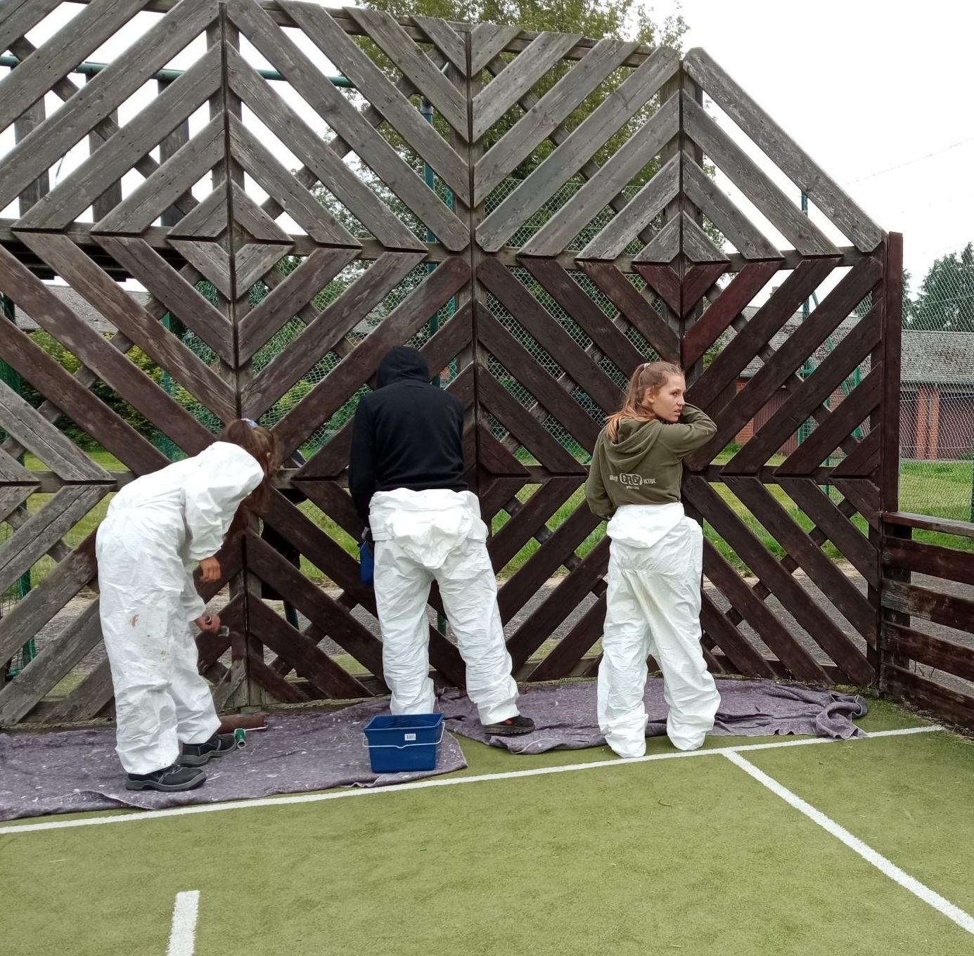 3 jeunes participants au projet Été Solidaire 2021 rénovant les goals du terrain de foot